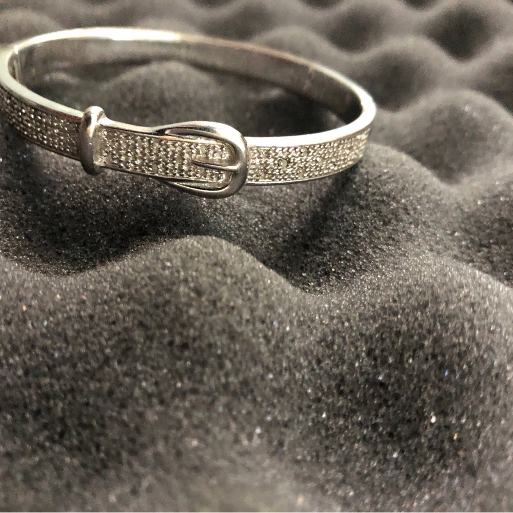 Elegant Silver Bracelet with Buckle Design